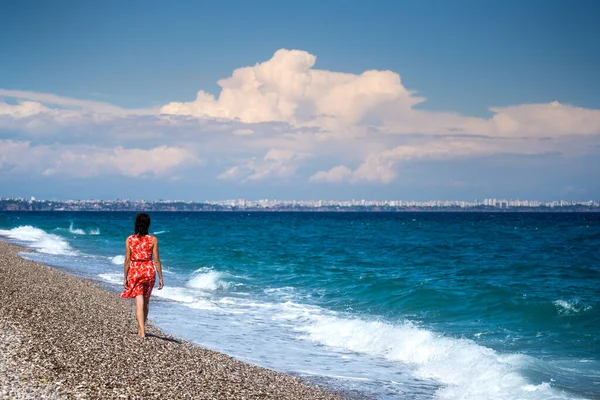 Ένα Κορίτσι Ένα Φόρεμα Περπατά Κατά Μήκος Της Παραλίας Και — Φωτογραφία Αρχείου