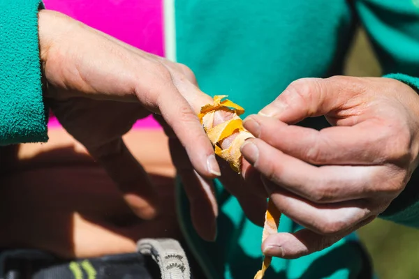 Скалолаз Перевязывает Пальцы Пластырем Защита Рук Повреждений Желтая Защитная Лента — стоковое фото