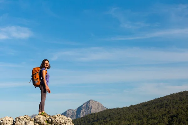 가방을 꼭대기에 산골짜기의 아름다움을 감상하는 여자는 아름다운 곳으로 여행하여 목표에 — 스톡 사진