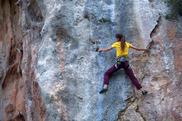 Bir Kız Ormanın Arka Planında Bir Kayaya Tırmanır Atlet Doğada — Stok fotoğraf