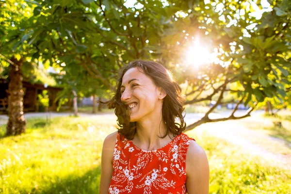 Retrato Una Mujer Viento Sopla Pelo Una Morena Descansa Naturaleza — Foto de Stock