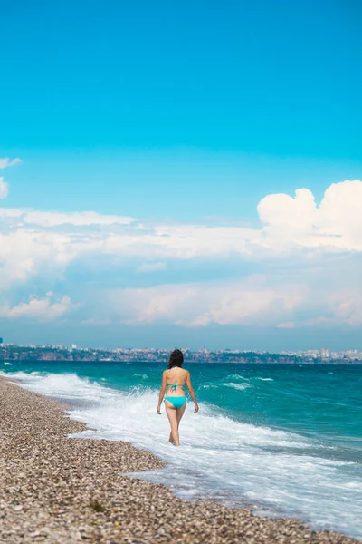 Una Ragazza Costume Bagno Cammina Lungo Spiaggia Guarda Mare Onde — Foto Stock