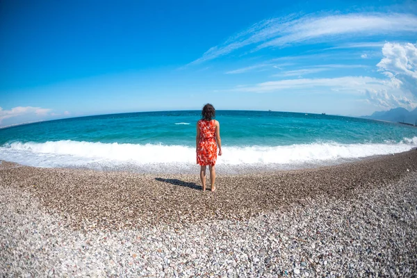 Una Ragazza Abito Cammina Lungo Spiaggia Guarda Mare Onde Del — Foto Stock