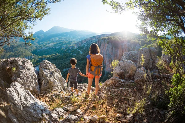 Menino Sua Mãe Estão Topo Montanha Uma Mulher Está Viajando — Fotografia de Stock