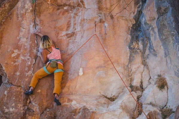 Una Ragazza Arrampica Una Roccia Atleta Allena Natura Donna Supera — Foto Stock