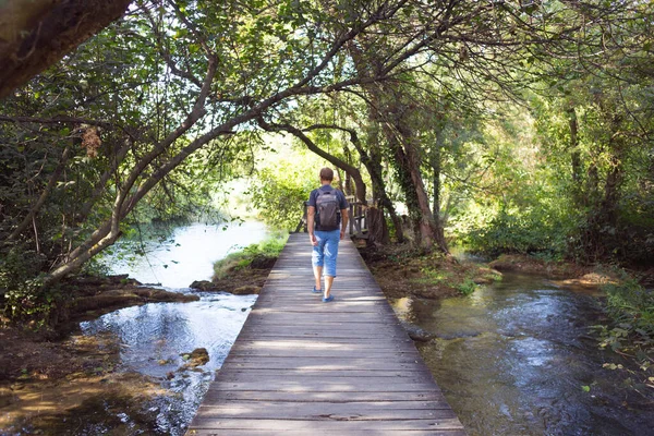 Homem Com Uma Mochila Vai Para Uma Ponte Madeira Parque — Fotografia de Stock