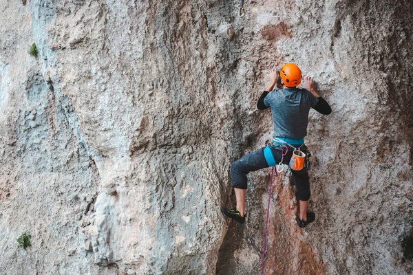 Hombre Con Casco Sube Roca Escalada Naturaleza Fitness Aire Libre — Foto de Stock