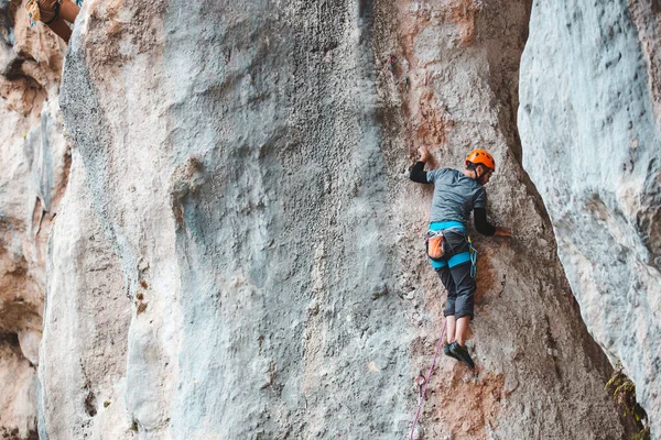 Homem Capacete Sobe Rocha Escalada Natureza Fitness Livre Estilo Vida — Fotografia de Stock