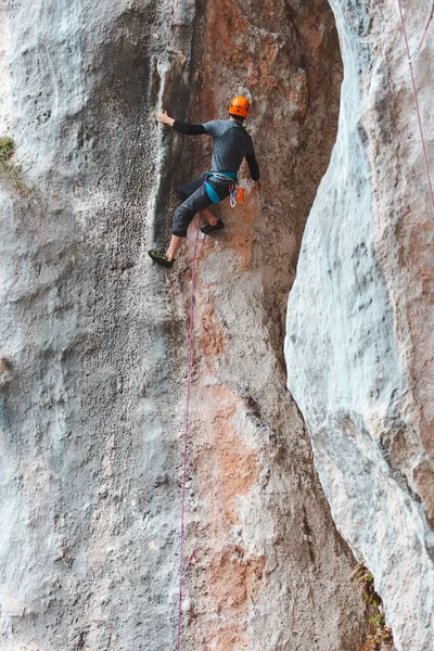 Hombre Con Casco Sube Roca Escalada Naturaleza Fitness Aire Libre —  Fotos de Stock