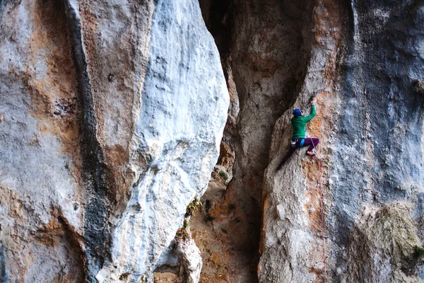 Alpinista Numa Rocha Rapariga Está Fazer Uma Subida Desportos Natureza — Fotografia de Stock