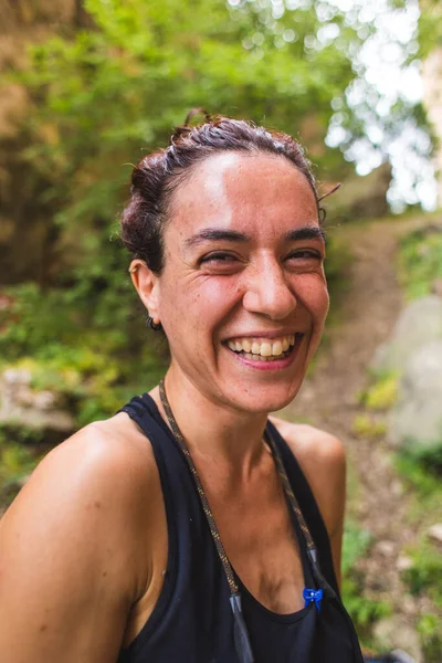 Retrato Escalador Sonriente Mujer Ríe Morena Emocional Relajante Naturaleza —  Fotos de Stock