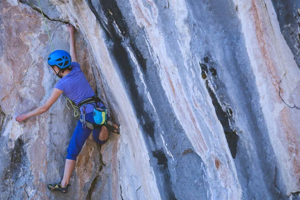 Uma Mulher Capacete Sobe Uma Linda Rocha Azul Escalada Equipamentos — Fotografia de Stock