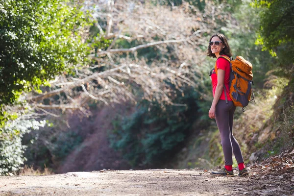 Una Chica Con Una Mochila Por Sendero Montaña Una Mujer — Foto de Stock