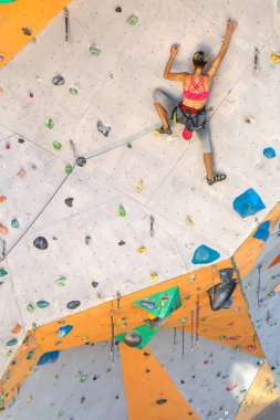 Bir kadın tırmanma duvarına tırmanır, bir dağcı yapay arazi eğitimi alır, şehirde kaya tırmanışı yapar, güçlü bir kız, şehirde spor yapar, aşırı sporlarda güvendedir..