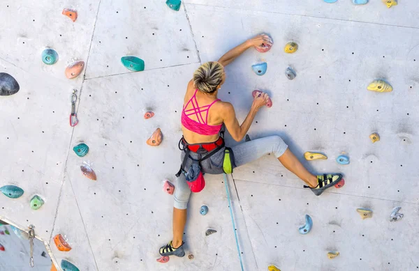 Жінка Піднімається Скелелазну Стіну Альпініст Тренується Штучній Місцевості Скелелазіння Місті — стокове фото