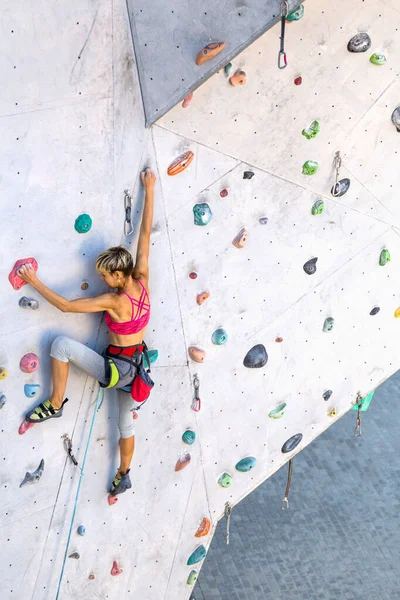 Женщина Лазает Скалолазанию Альпинистка Тренируется Искусственной Местности Скалолазание Городе Сильная — стоковое фото