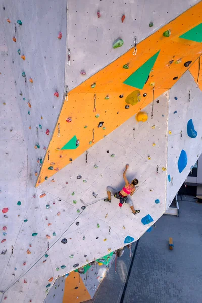 Una Donna Scala Una Parete Arrampicata Arrampicatore Allena Terreno Artificiale — Foto Stock