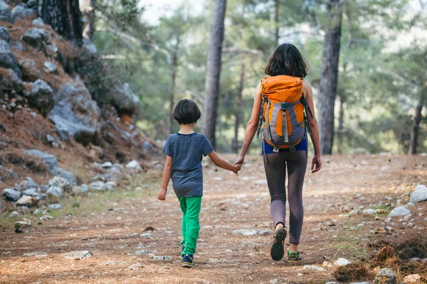 Kobieta Idzie Synem Przez Las Chłopiec Matką Wędruje Pieszo Dziecko — Zdjęcie stockowe