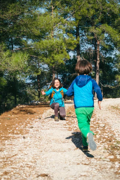 Gyerek Anyához Szalad Fiú Anyjával Sétál Erdőben Egy Elkapja Fiát — Stock Fotó
