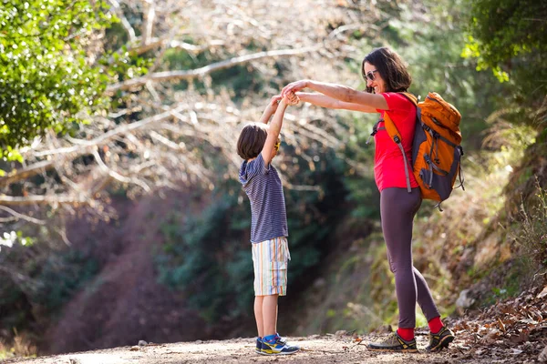 Uma Mulher Caminha Com Seu Filho Através Floresta Menino Com — Fotografia de Stock