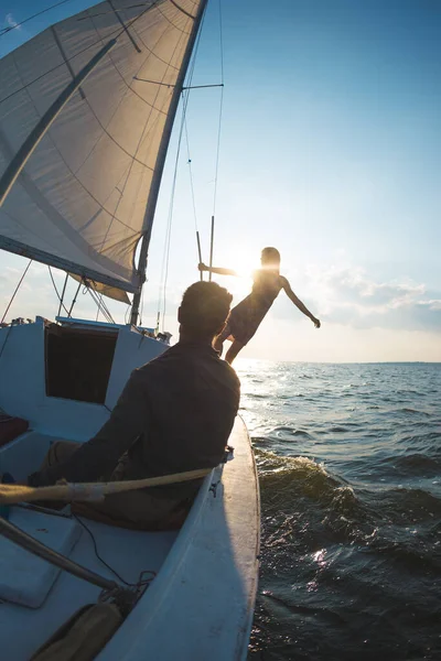 Pareja Romántica Amor Barco Vela Atardecer Bajo Luz Del Sol — Foto de Stock