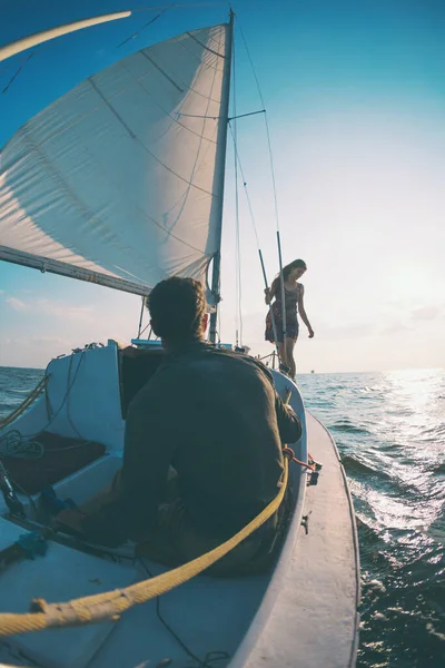 Pareja Romántica Amor Barco Vela Atardecer Bajo Luz Del Sol — Foto de Stock