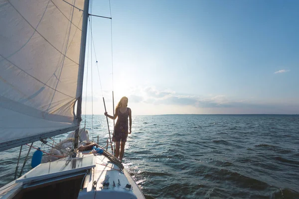 Dívka Šatech Stojí Plachetnici Žena Obdivuje Západ Slunce Jachty Vodní — Stock fotografie
