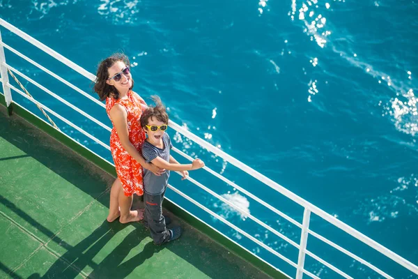 Aile bir yolcu gemisinde yelken açıyor, oğlu olan bir anne geminin çitlerinde duruyor ve denize bakıyor, feribotla seyahat ediyor, annesiyle birlikte bir çocuk bir gemide yelken açıyor..
