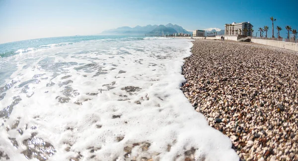 人のいないトルコのビーチ トルコの地中海 海の波と海岸砂 山と空の背景にリゾート 砂漠のビーチ — ストック写真