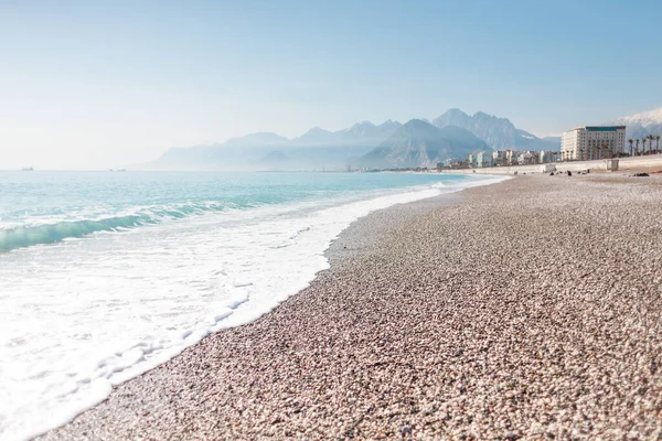 人のいないトルコのビーチ トルコの地中海 海の波と海岸砂 山と空の背景にリゾート 砂漠のビーチ — ストック写真