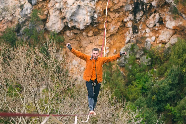 Een Man Loopt Langs Een Gespannen Slinger Highline Bergen Mens — Stockfoto