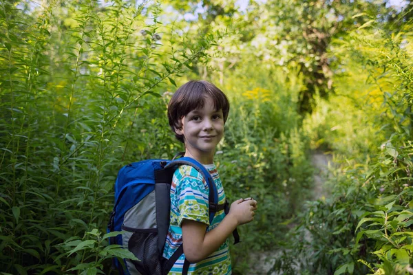 Niño Con Una Mochila Camina Por Prado Niño Explora Vida — Foto de Stock