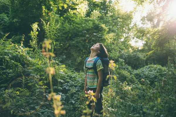 Niño Con Una Mochila Camina Por Bosque Niño Explora Vida — Foto de Stock