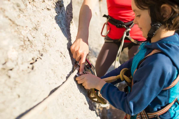 Instruktor Učí Dítě Používat Bezpečnostní Vybavení Chlapec Helmě Projíždí Ferrata — Stock fotografie