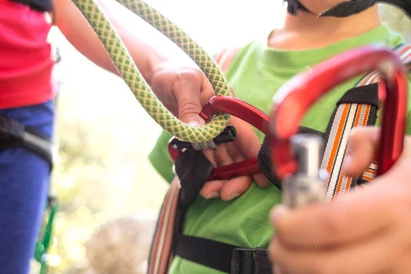 Instrutor Ensina Criança Usar Equipamentos Escalada Rapaz Está Preparar Para — Fotografia de Stock