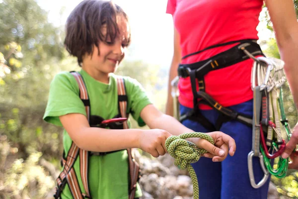 Uma Criança Aprende Tricotar Segurança Corda Corda Escalada Por Atraso — Fotografia de Stock