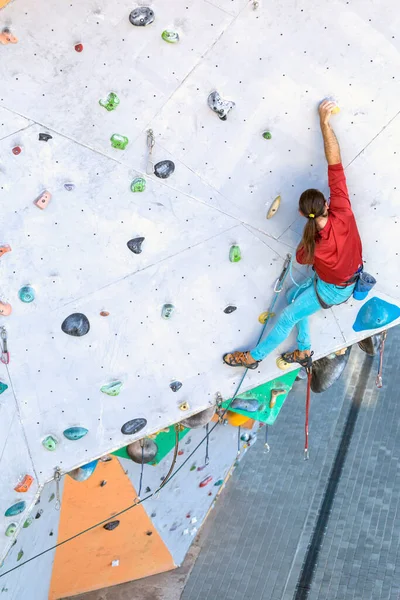 Man Climbs Climbing Wall Climber Training Artificial Terrain Rock Climbing — Stock Photo, Image