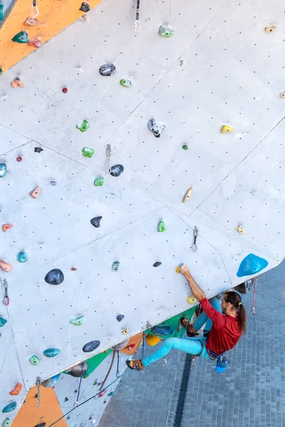 Ein Mann Klettert Eine Kletterwand Ein Bergsteiger Trainiert Auf Künstlichem — Stockfoto