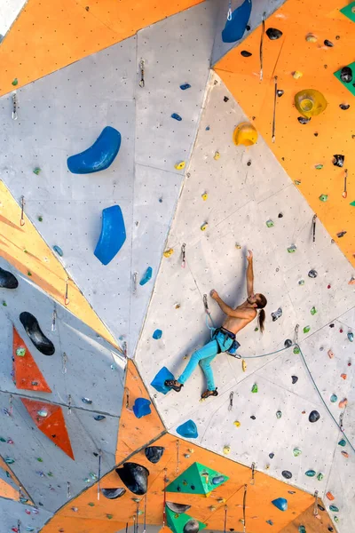 Ein Mann Klettert Eine Kletterwand Ein Bergsteiger Trainiert Auf Künstlichem — Stockfoto