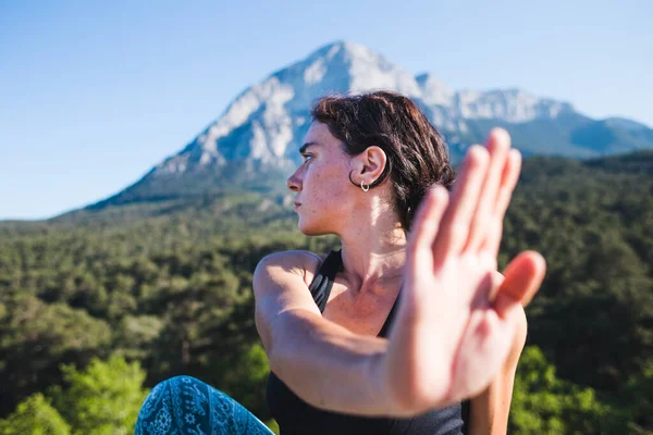 Ragazza Pratica Yoga Cima Alla Montagna Donna Esegue Asana Piedi — Foto Stock