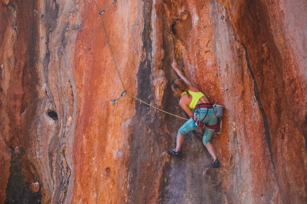 Girl Climbs Rock Athlete Trains Nature Woman Overcomes Difficult Climbing — Stock Photo, Image