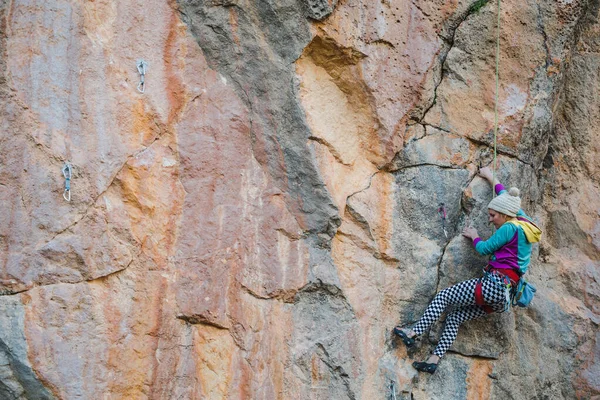 Una Chica Trepa Una Roca Atleta Entrena Naturaleza Mujer Supera —  Fotos de Stock