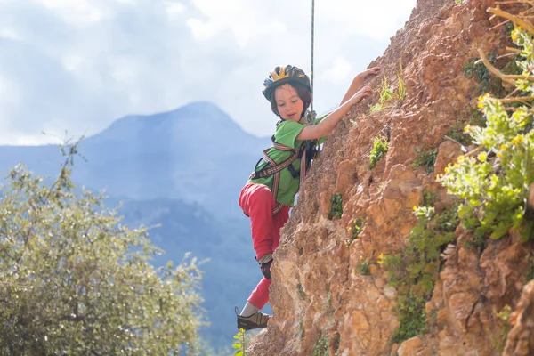 Niño Está Escalando Terreno Natural Niño Sube Una Roca Sobre — Foto de Stock