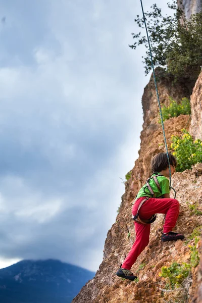 Das Kind Klettert Auf Natürlichem Terrain Ein Junge Klettert Auf — Stockfoto
