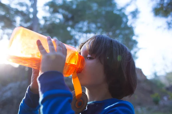 Een Kind Drinkt Water Uit Een Navulbare Fles Jongen Lessen — Stockfoto