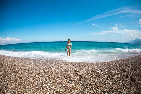 Una Chica Traje Baño Camina Por Playa Mira Mar Las —  Fotos de Stock