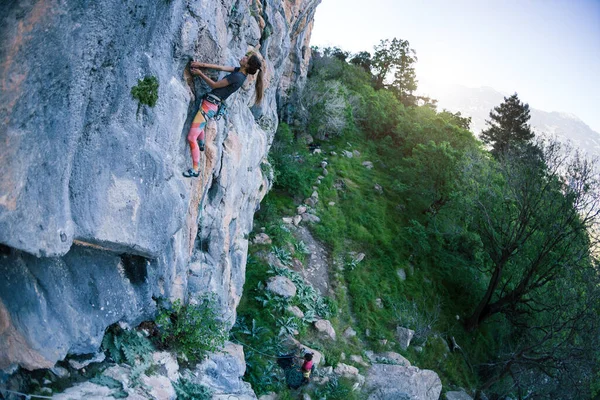 Uma Menina Forte Sobe Uma Rocha Escalada Turquia Resistência Força — Fotografia de Stock