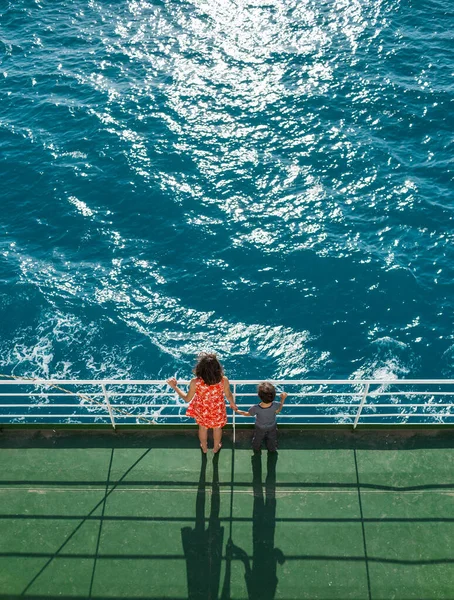 一家人乘游轮航行 一个母亲和一个儿子站在船舷边 看着大海 乘渡船旅行 一个男孩和一个母亲在船上航行 — 图库照片