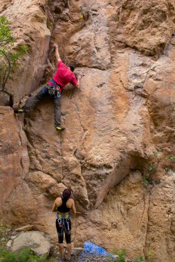 Güçlü bir adam bir kayaya tırmanır, Türkiye 'de kaya tırmanışı yapar, dayanıklılık ve dayanıklılık eğitimi alır, ekstrem sporlar yapan bir adam, dağcı doğada eğitim görür..