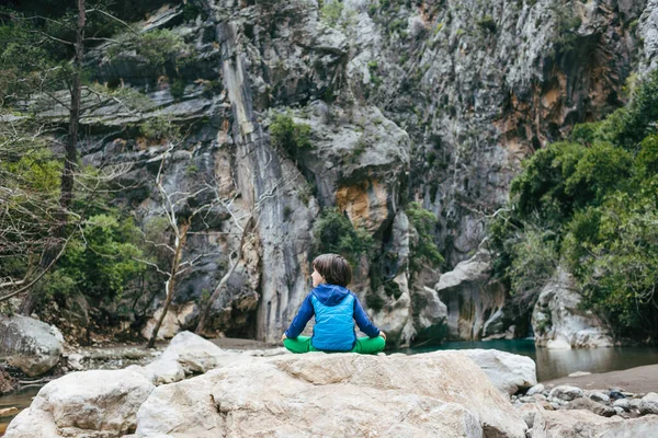 Дитина Сидить Великому Камені Дивиться Гірську Річку Хлопчик Їде Красиві — стокове фото